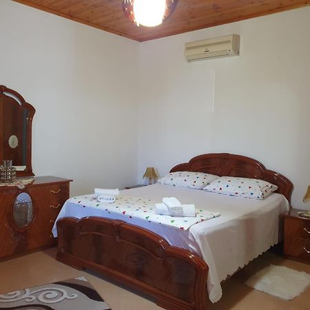 Sara Guesthouse เบราท ภายนอก รูปภาพ