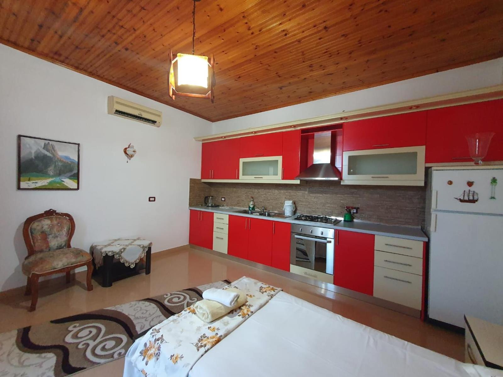 Sara Guesthouse เบราท ภายนอก รูปภาพ